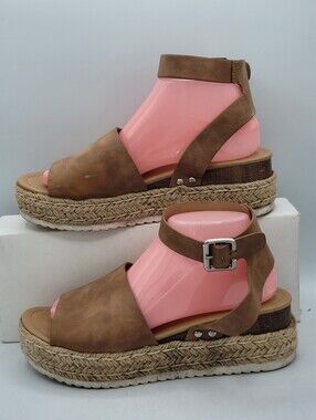 Soda 2.25" Platform Sandals Size 9